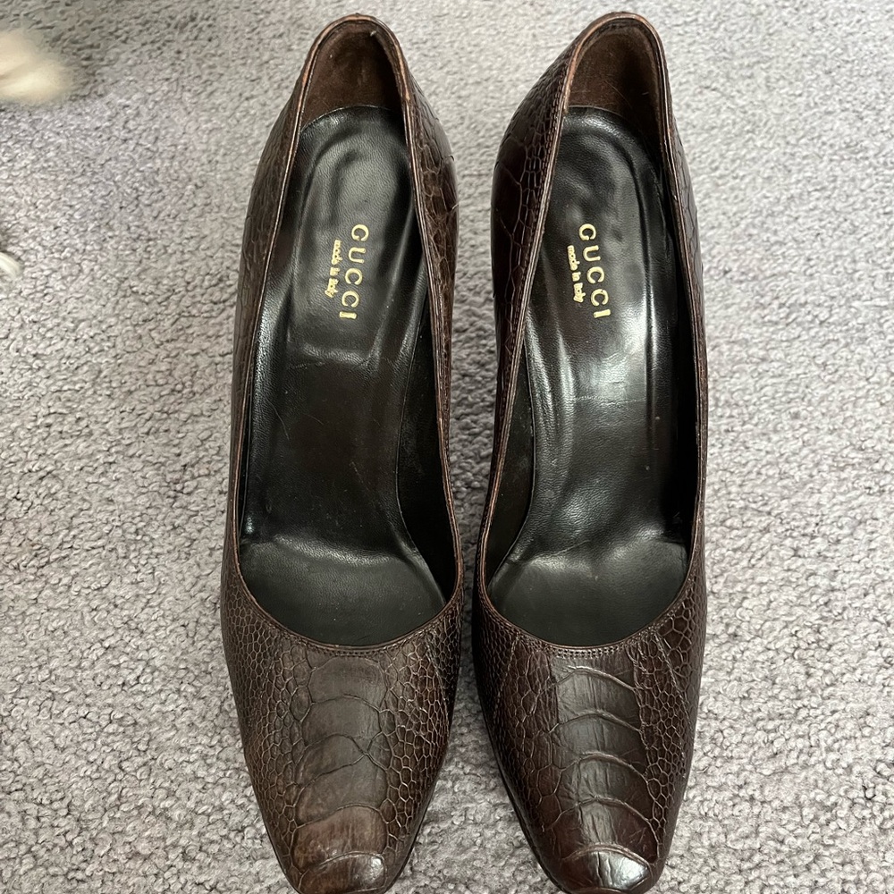 Gucci pumps size 8 runs closer to 7.5